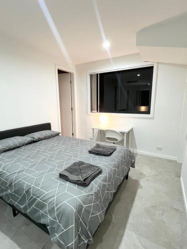 Guildford House | Queen Room in Modern House with Attached Bathroom - OR5