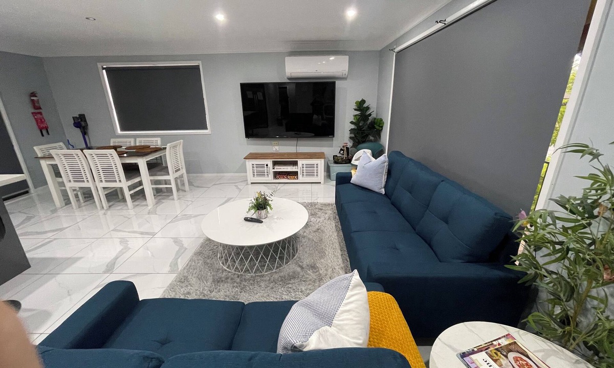 Singleton Heights House | Quiet suburban four bedroom house near shops and RSL club with restaurant.