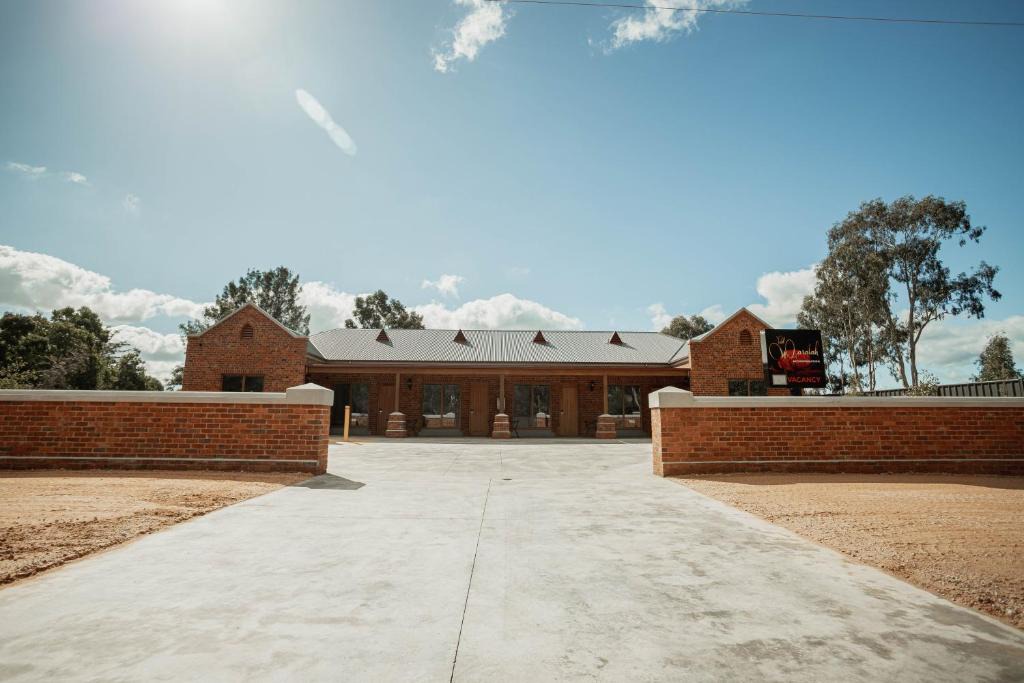 Huntly Hotel | Red Waratah Accommodation