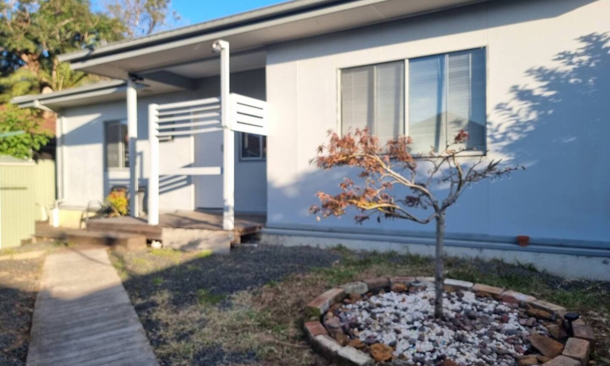 Miranda House | Relax in a Garden Retreat: Steps to Beaches,Shops,Stations and sdyney CBD.