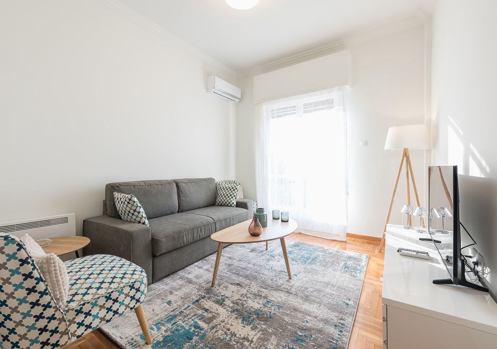 Ilisia House | Renovated apt for 6 close to Metro