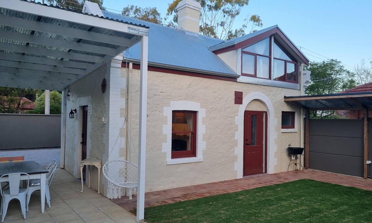 North Brighton Cottage | Restored 1860 Cottage 500 meters from the beach with transport at doorstep