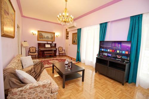 Vyronas Apartment | Retro Athens