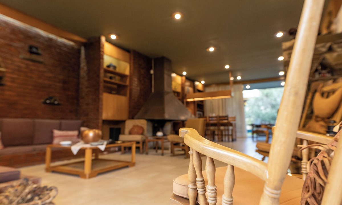 Rafina-Pikermi House | Retro house