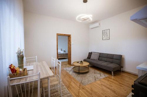 Florina Apartment | Riverside Escape ,modern residence with courtyard