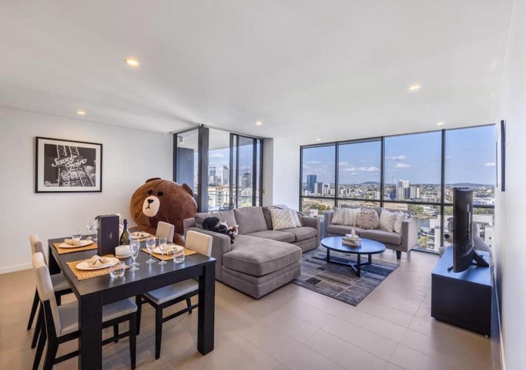 Milton Apartment | Riverview 2BR delicate Apt, 1min to train station