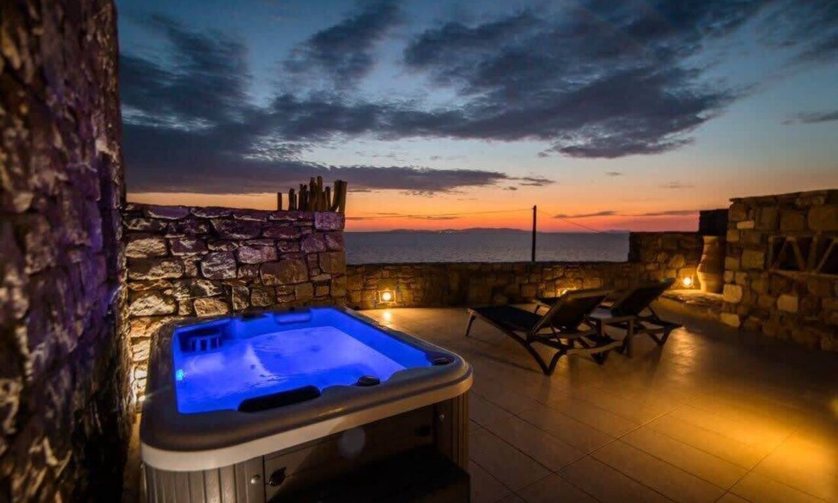 Agios Stefanos Apartment | Romantic Mykonian Oasis Suite w Jacuzzi & Sea View