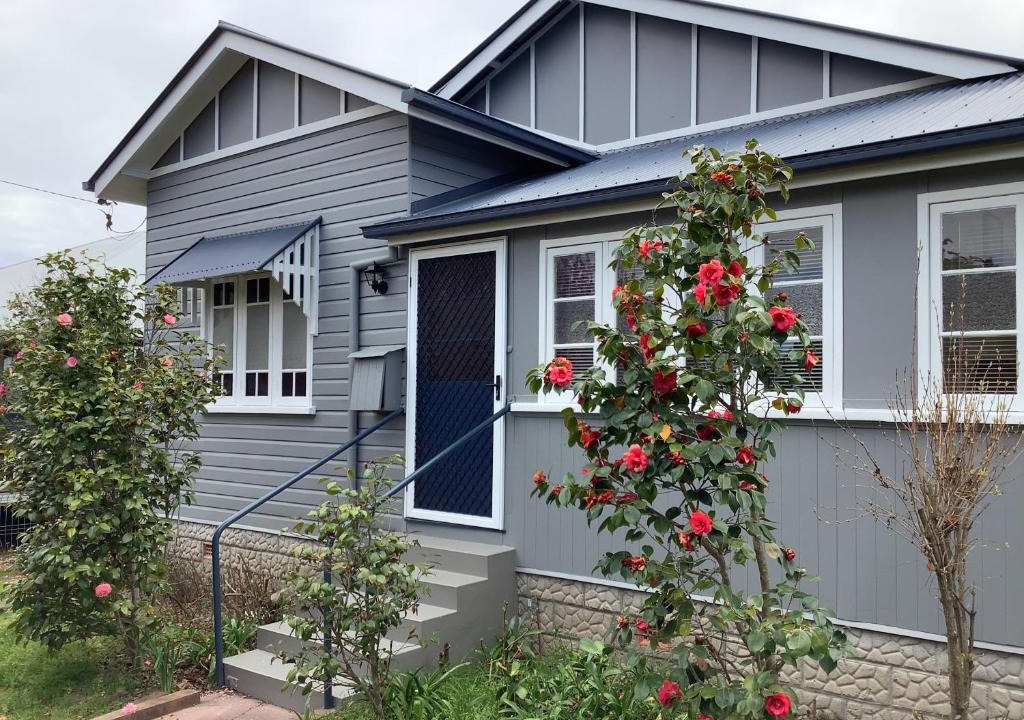 Stanthorpe House | Rosellas on Corundum Cottage - treat yourself!