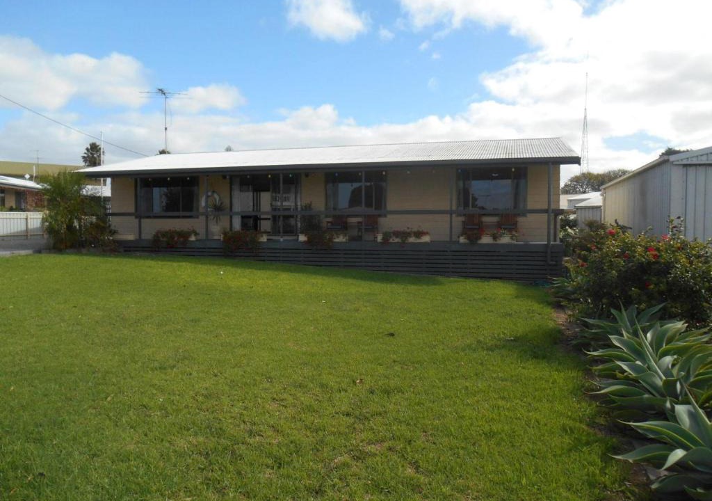 Para Wurlie House | Roshy's Retreat - Point Turton