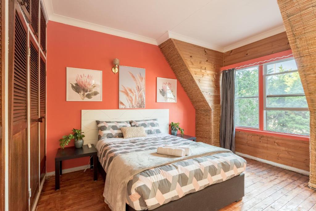 Sans Souci House | Rustic Private Room in Waterfront Beach Retreat 9 - SHAREHOUSE