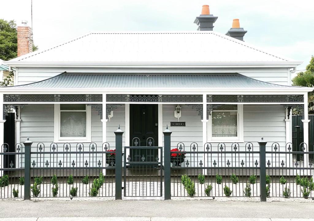Geelong West House | Saint Brides - Superior Boutique Accomodation - STEPS TO PAKINGTON STREET