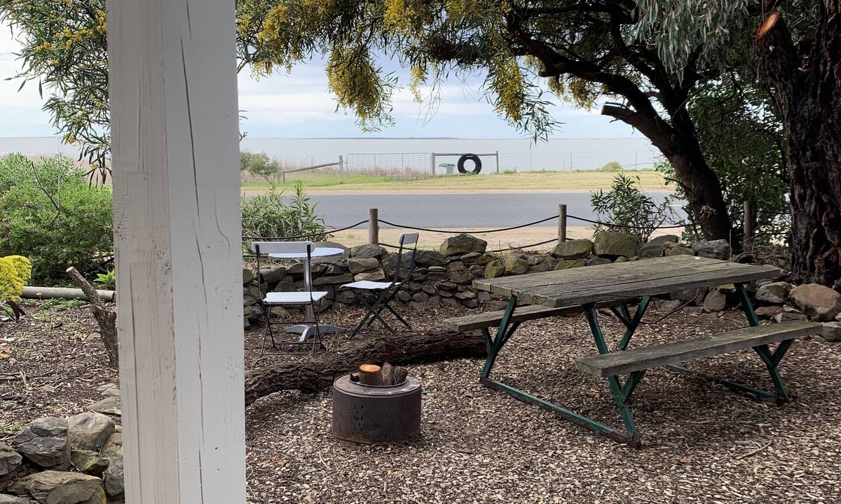 Bremer Bed & Breakfast | " Sandilira"on the shores of Lake Alexandrina.
