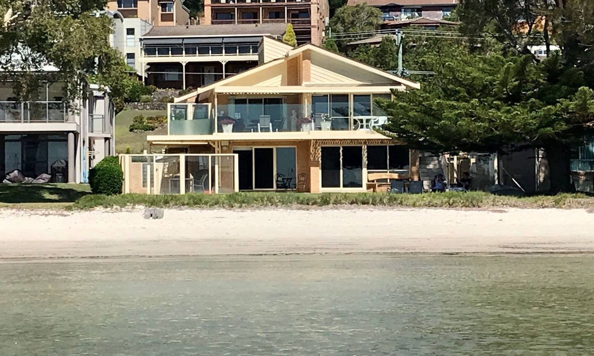 Corlette House | Sandy Beach House Corlette, 1/146 Sandy Point Road - Waterfront, WIFI, Aircon