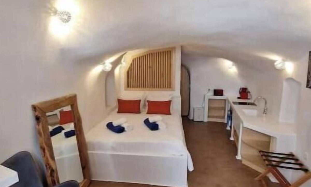 Emporio House | santorini -treasures daisy cave traditional