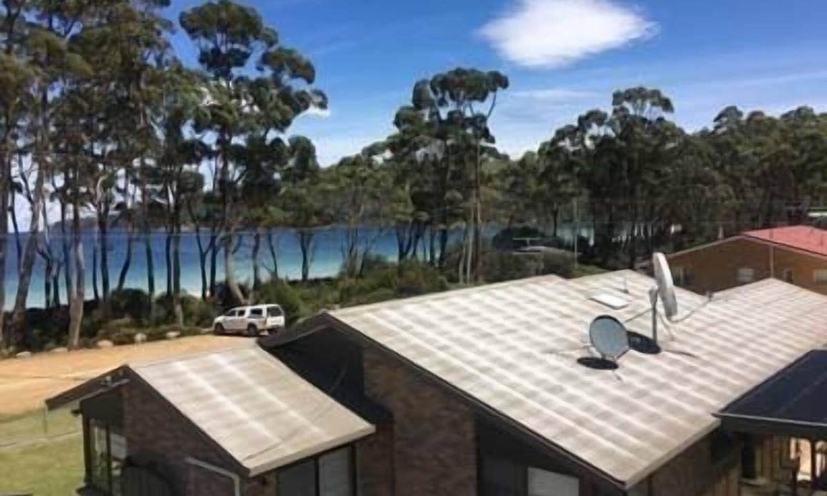 Surveyors Bay House | Sea Eagle, Dover's beautiful Roaring Beach