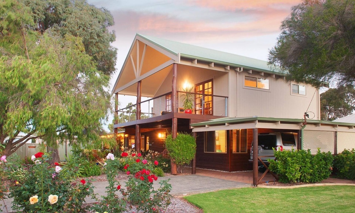 Dunsborough House | Sea Esta - town and beach on doorstep