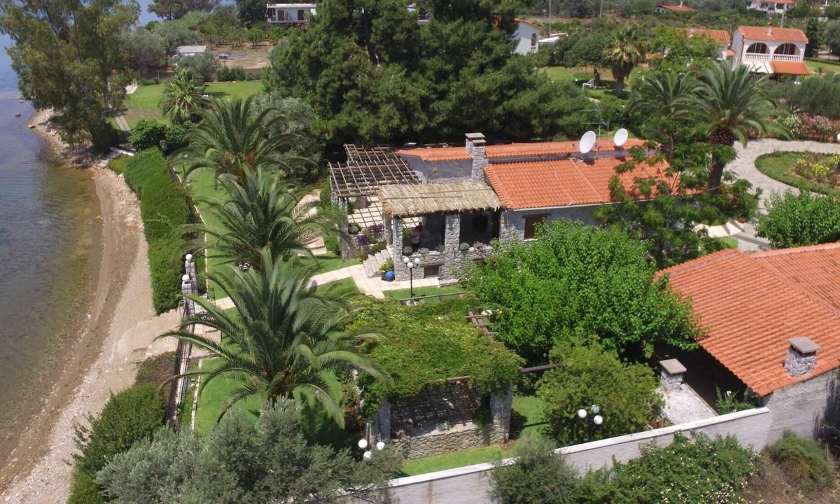 Eretria Villa | Seafront Luxury Villa w/5-en/suite BR & BBQ