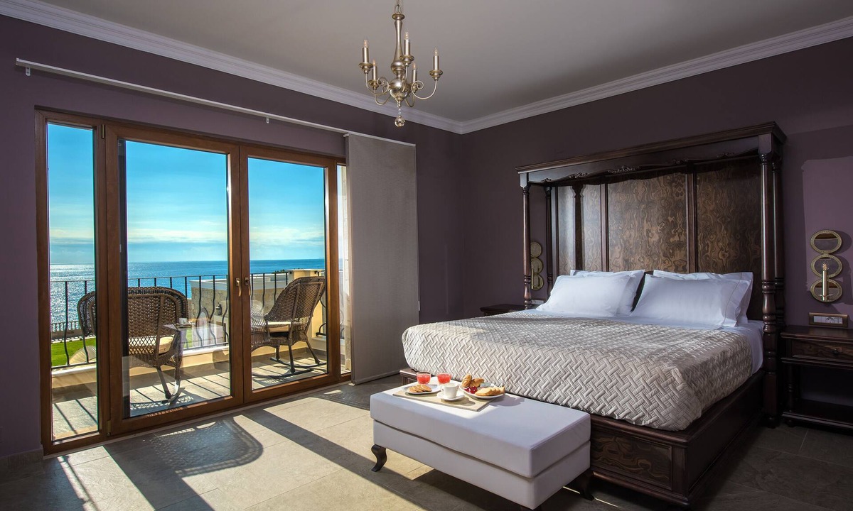 Ferma Villa | Seafront VIlla Kastello Kalliste | 8 bedrooms | 8 bathrooms