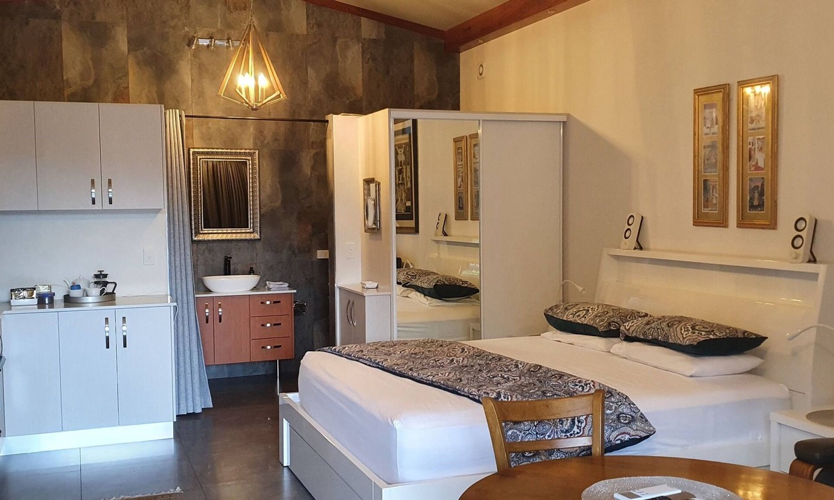 Smithfield House | Self contained studio guest house, pool, great location Smithfield, Cairns