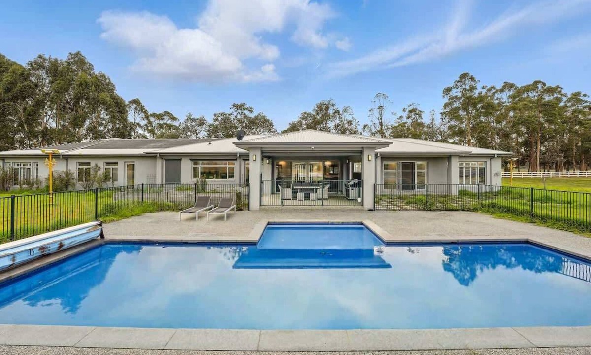 Hastings House | Serene Coastal Retreat in Hastings w pool