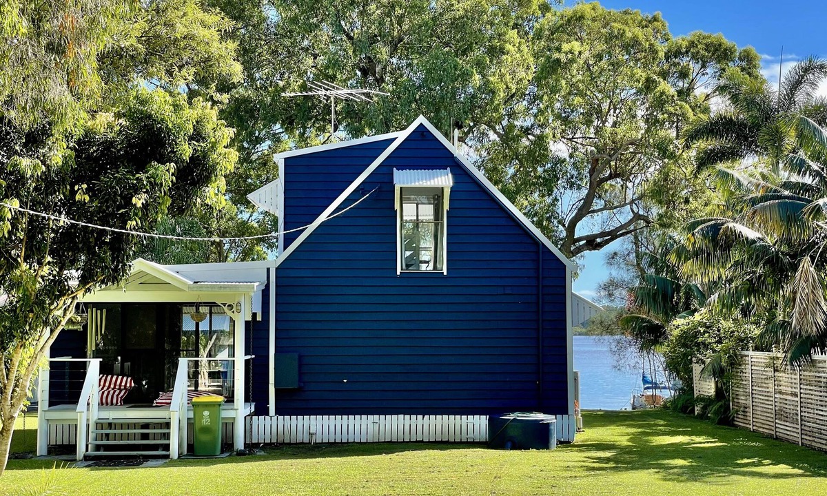 Brisbane Waterfront Cottage | Serenity by the Sea: Island Waterfront Oasis