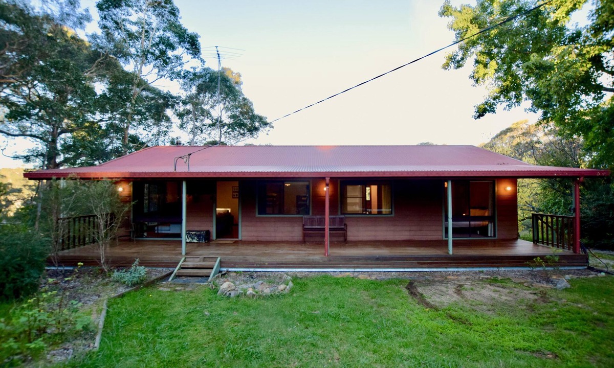 Katoomba House | Shiralee's Rest - Single-Level Home, 3 Bedroom, 1.5 Bathroom, Central Heating, BBQ, Treetop Views