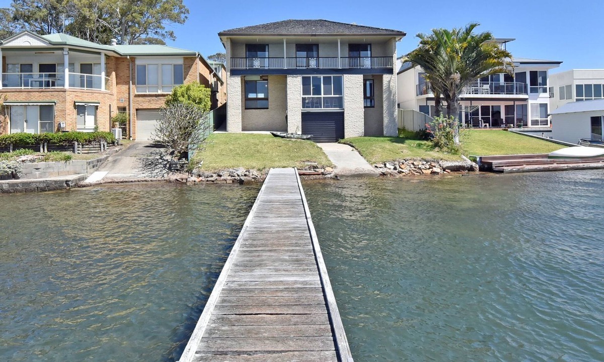 Silverwater House | Silverwater Serenity Shores Absolute Waterfront On The Lake