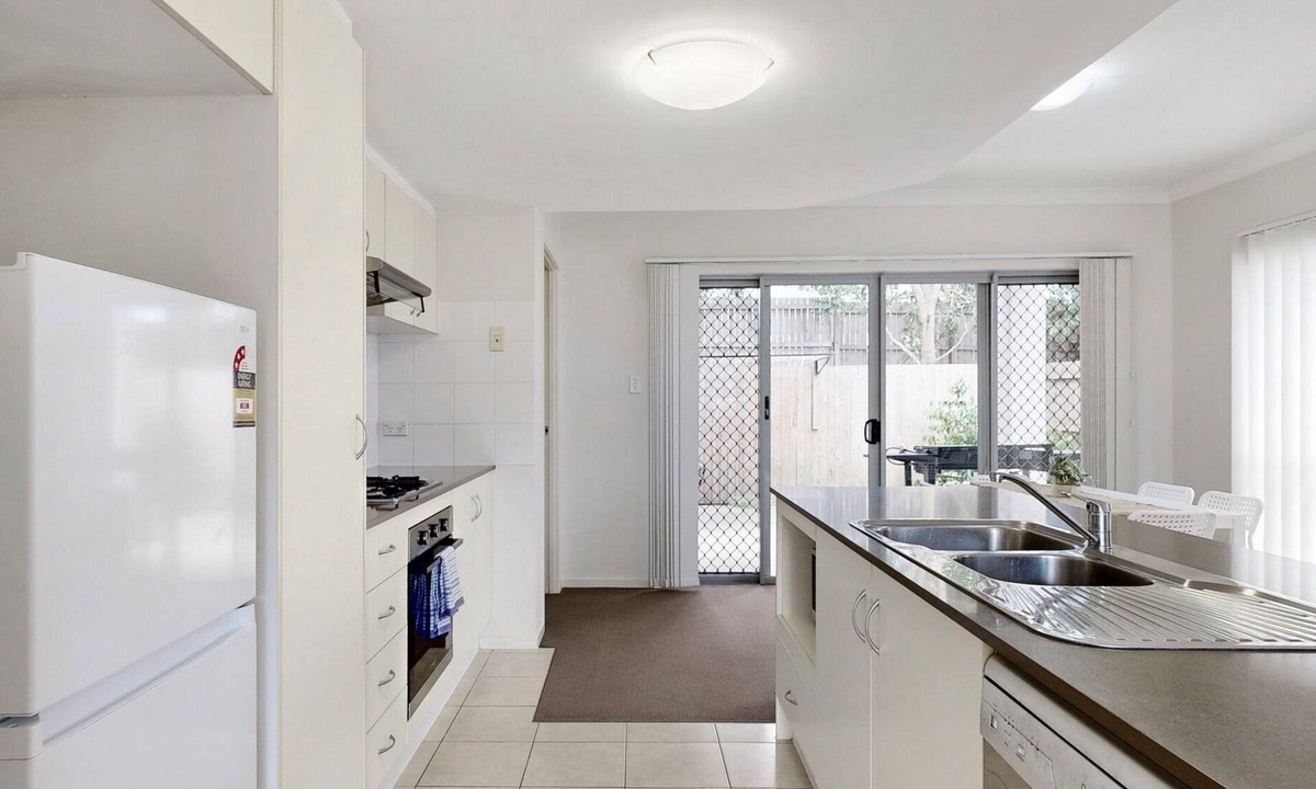 North Lakes Apartment | Simple & Sweet Mango Hill Apartment w Carpark