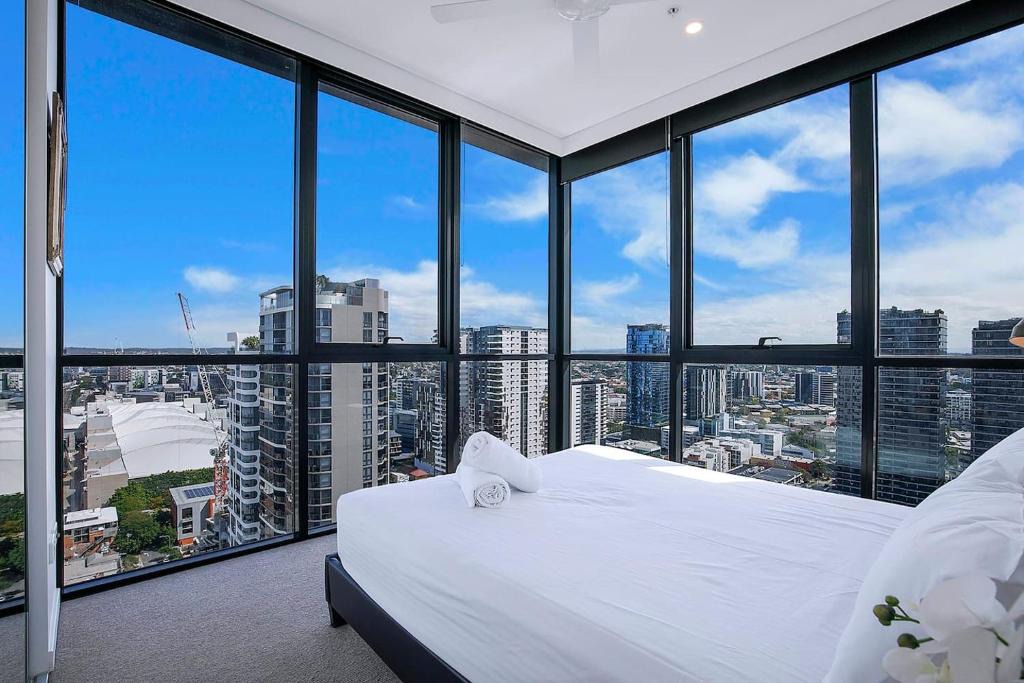 South Brisbane Apartment | Soaring Skyline on Southside at Resort-Style Stay
