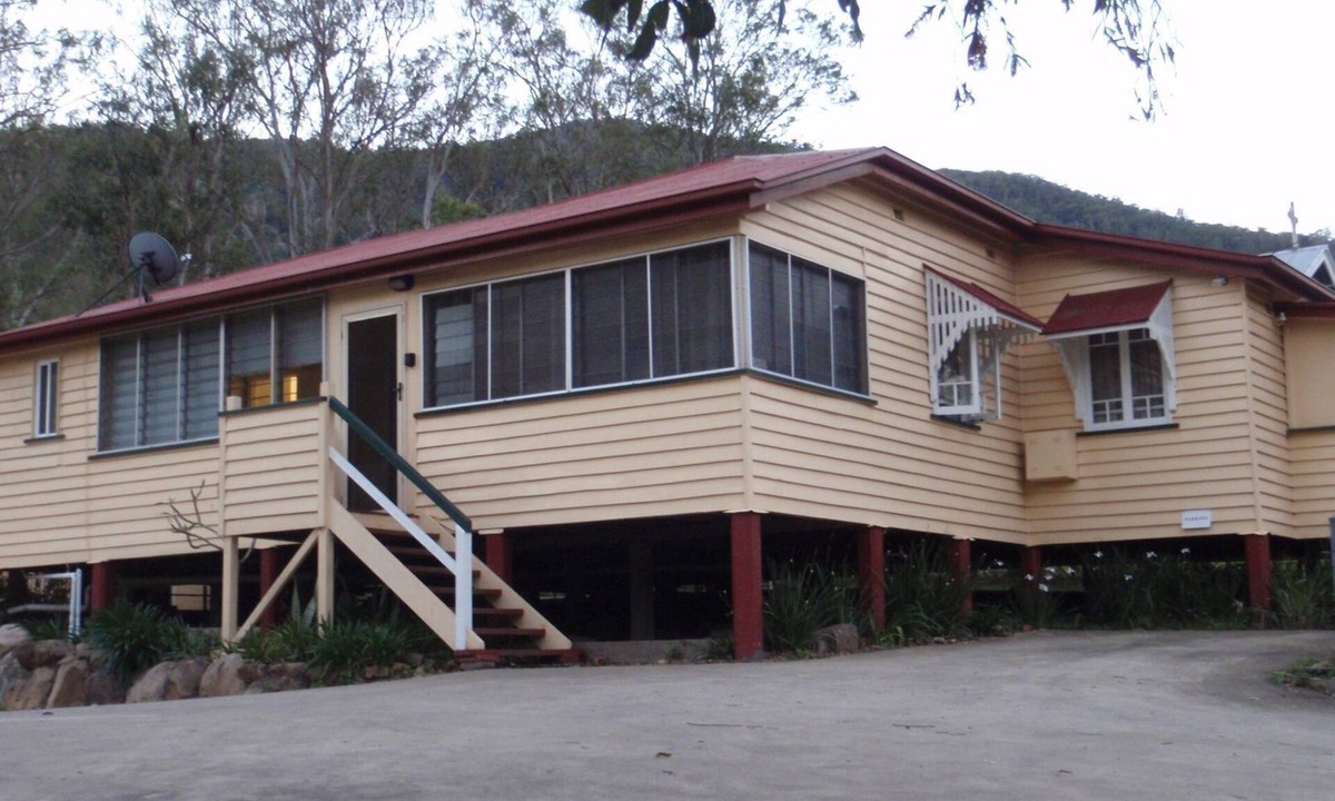 Somerset Dam House | Somerset Dam Accommodation - The Lock Up