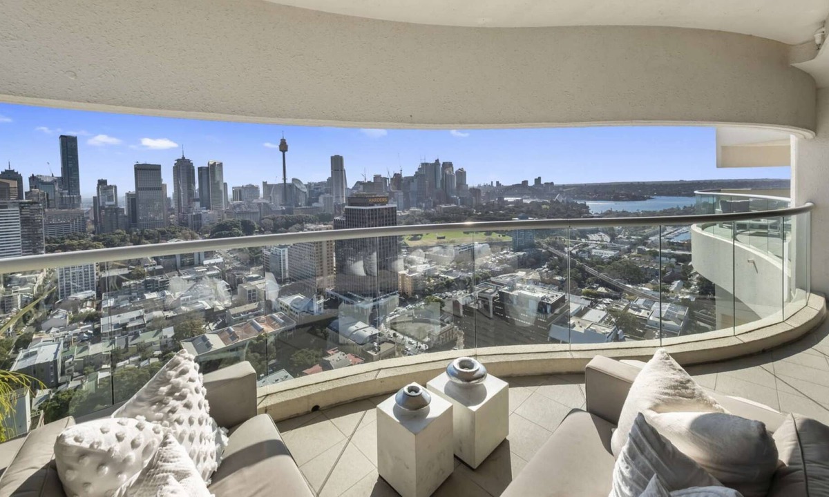 Darlinghurst Apartment | Sophisticated 2BR apartment w/ stunning harbour views, use of pool