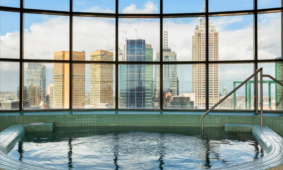 Melbourne Central Business District Apartment | Spacious 3-bed Unit in Melbourne CBD w/Pool & Gym