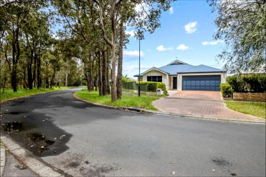 Vasse House | Spacious 4x2 Southwest Gem Perfect for Two Families, Steps from Top Attractions with Fun Spaces for Kids, separate areas for Adults and Big Savings