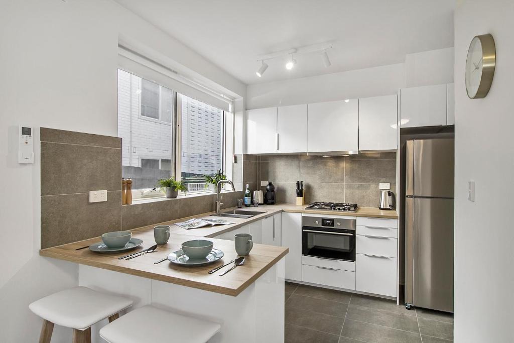Saint Kilda South Apartment | Spacious apartment within minutes of Acland Street