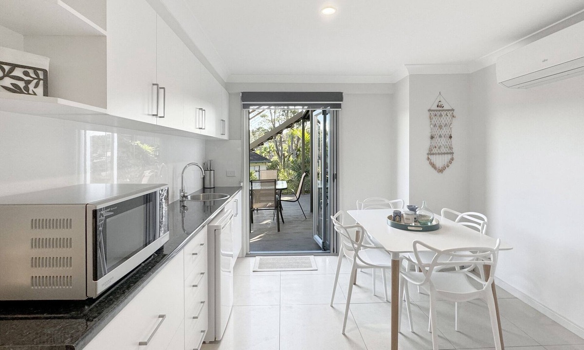 Surf Beach Apartment | Spacious Beach Studio With Alfresco Dining
