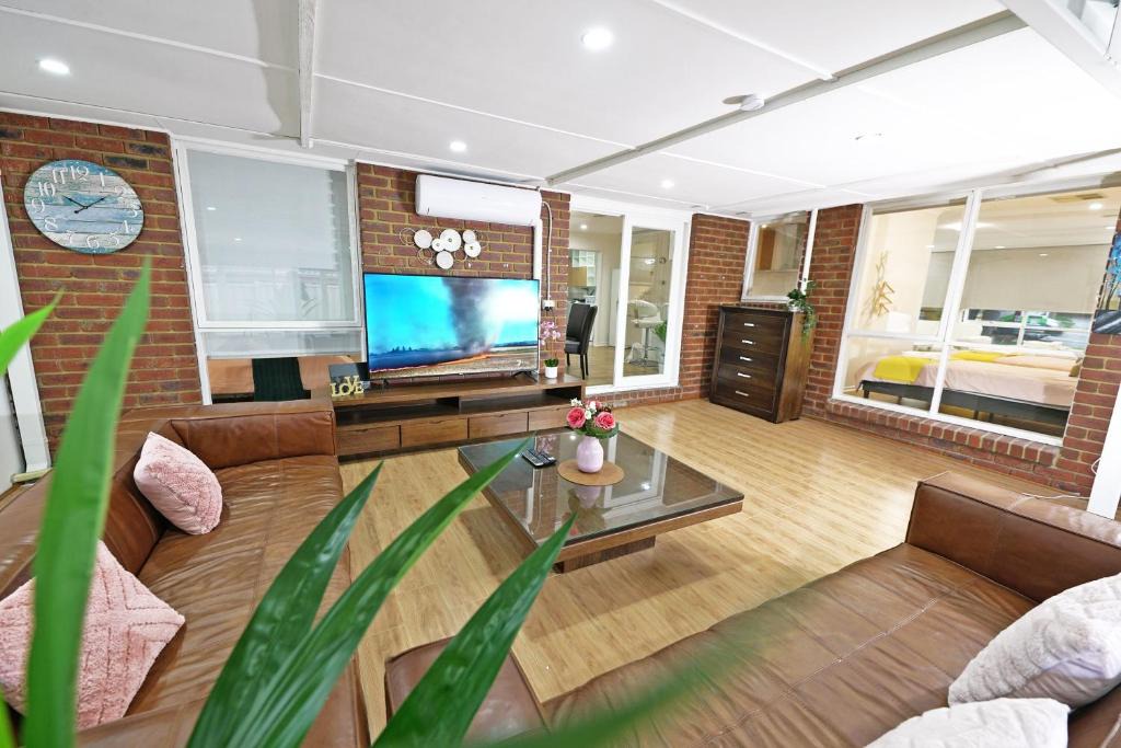 Hampton Park Villa | Spacious Family Home 4BRM in Hampton Park near Dandenong Ranges