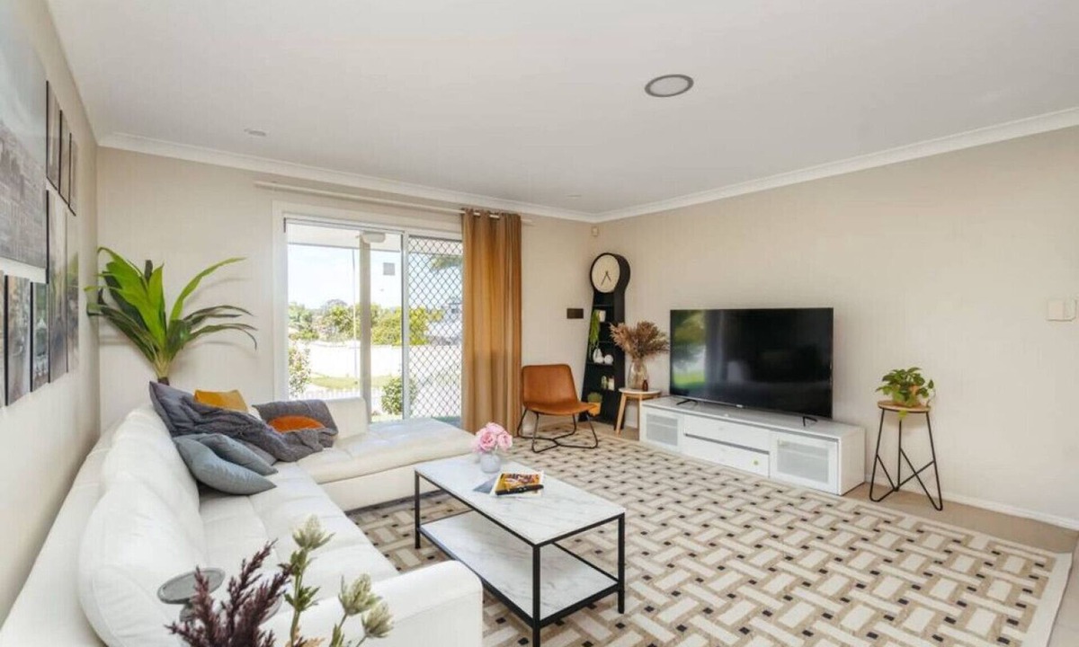 Eight Mile Plains House | Spacious newly redecorated 5BD Family Home