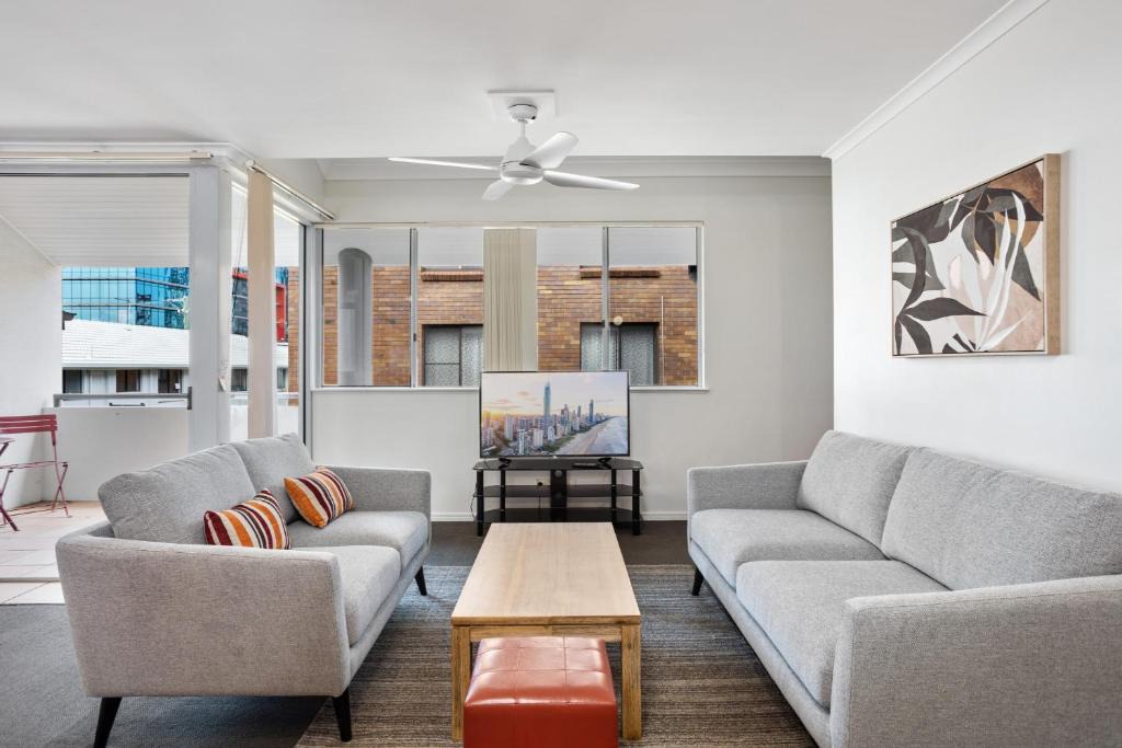 Southport Apartment | Spacious Southport Townhouse with Balcony