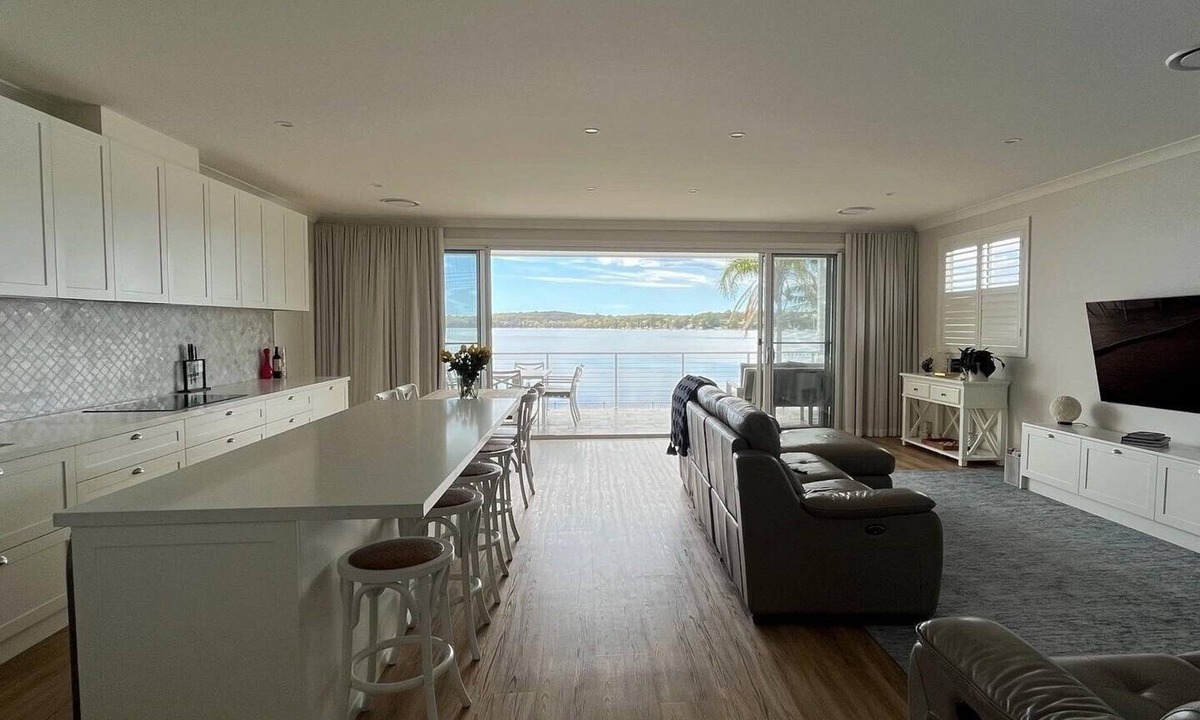 Bonnells Bay House | Sparkle by the Lake at this peaceful direct waterfront luxury home