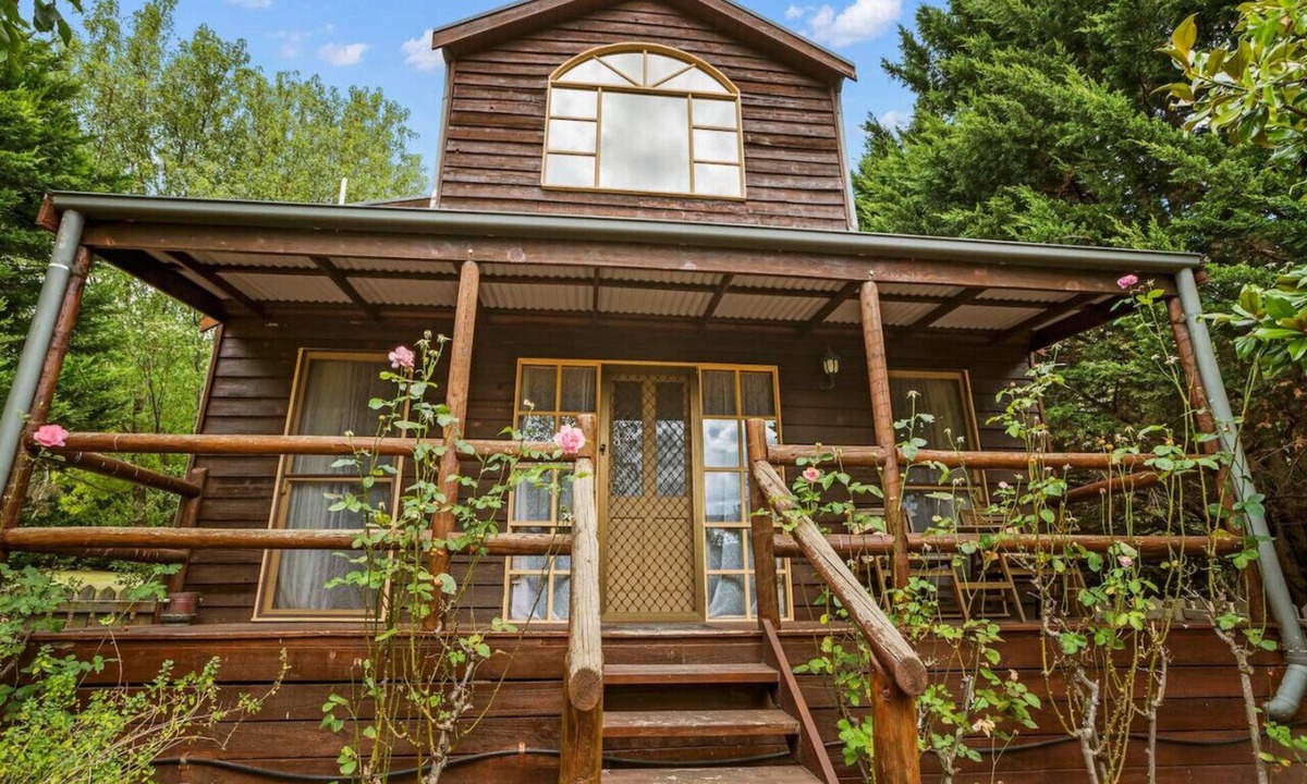 Badger Creek Cabin | StayAU The Loft 1BR Rustic Picturesque Cottage