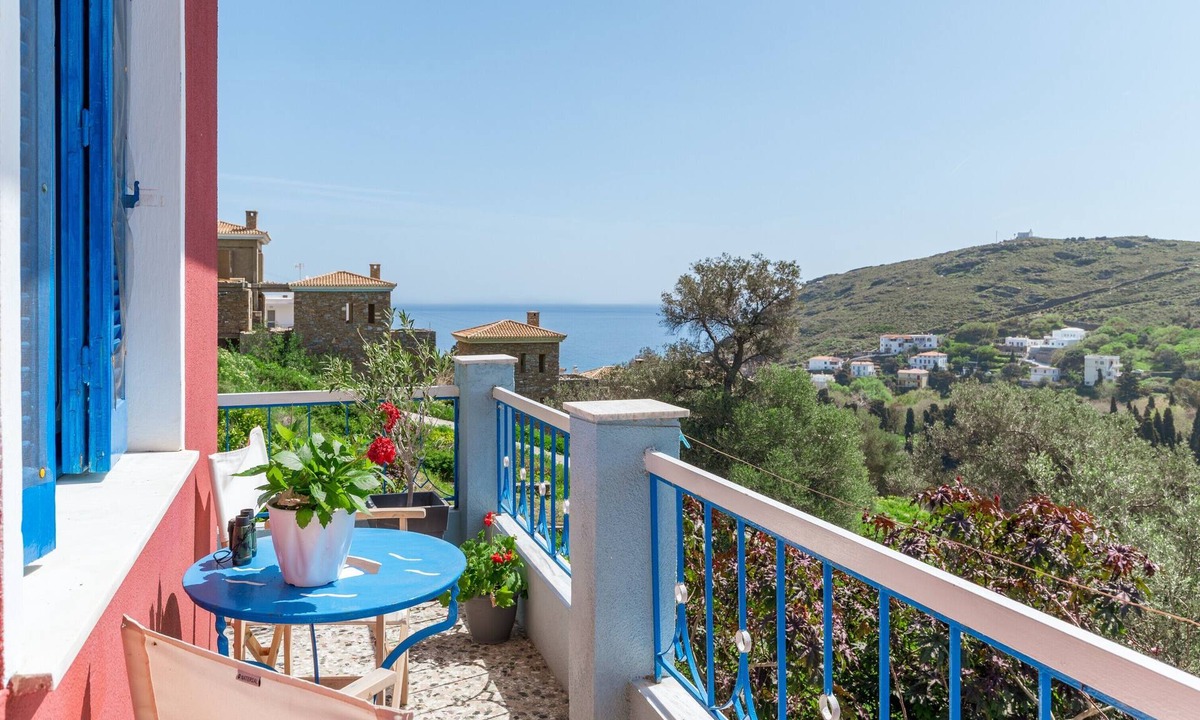 Steniai Apartment | Stenies' Nook Apartment with Sea View, Shared Garden & Wi-Fi