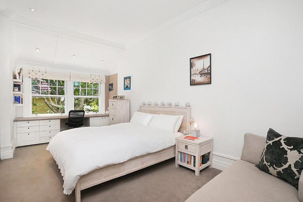 Bellevue Hill Villa | Stepping inside the dignified gates of this stately