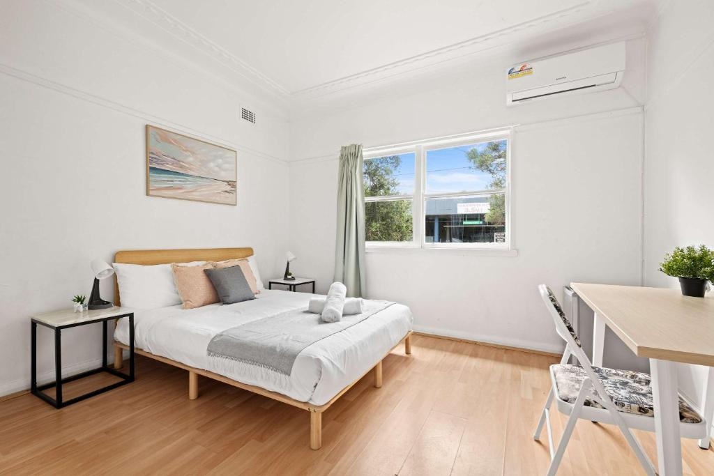 Seven Hills House | Steps to Mall & Train - Eplore with Ease - Prime Location in Seven Hills - Shared Bathroom