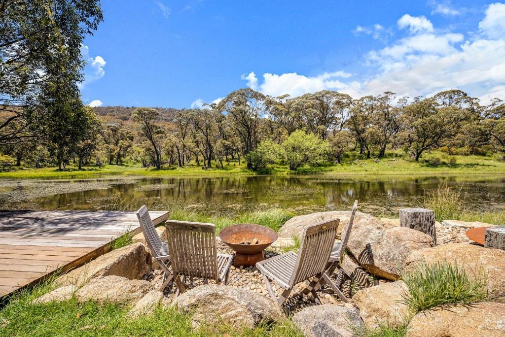 Lake Crackenback House | Stillwater Chalet B - Amazing Lakefront 2BR Chalet l BBQ l Gym l Tennis l Indoor Pool