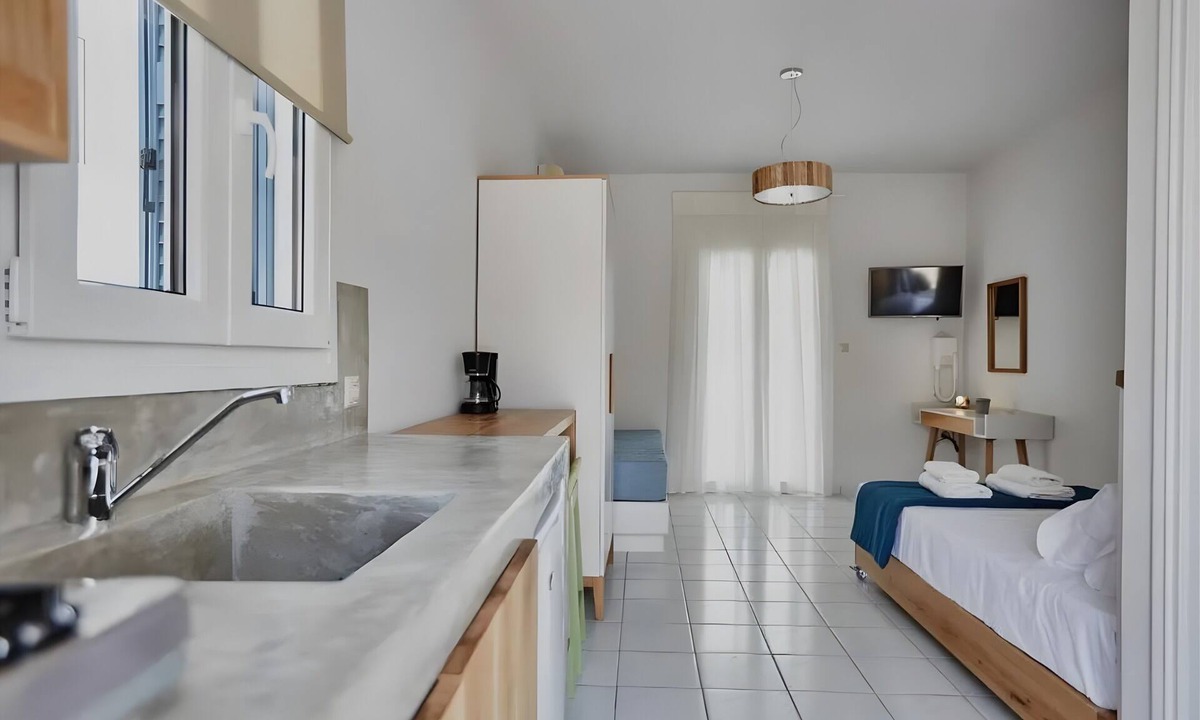 Gavrio Apartment | Studio Apartment 'Irene 1 Deluxe Double 1' with Sea View, Wi-Fi and Air Conditioning