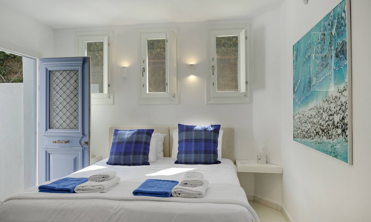 Syros Apartment | Studio Apartment "Blueros - Orange Suite" with Sea View, Shared Pool & Wi-Fi