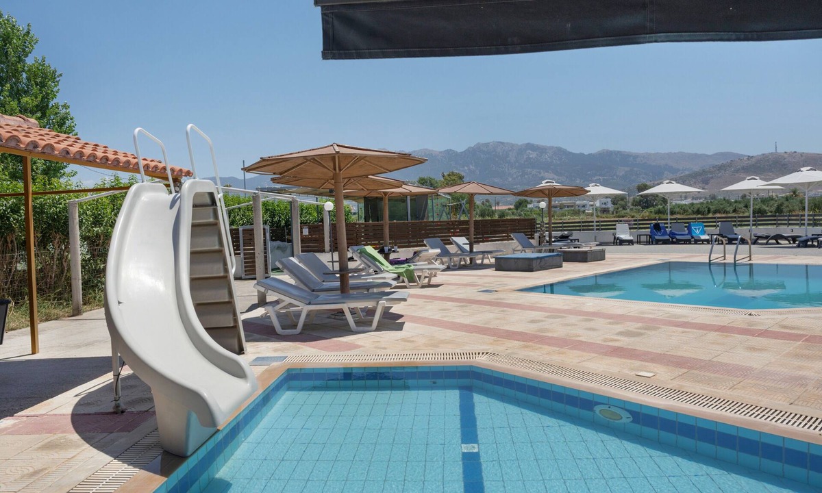 Tingaki Apartment | Studio Apartment 'Golden Sun 6' with Sea View, Shared Pool and Wi-Fi