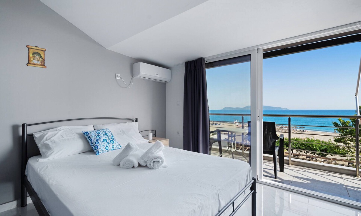 Pidima Kyras Apartment | Studio Apartment 'Iguana 18' with Sea View, Wi-Fi and Air Conditioning