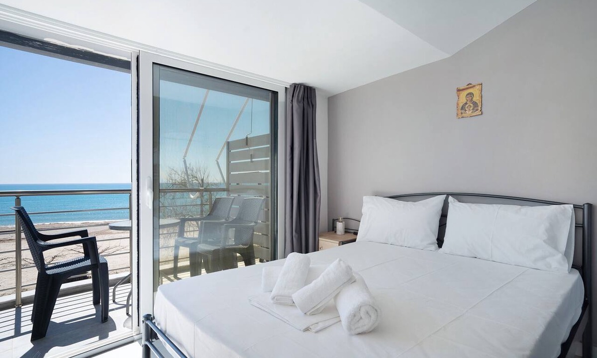 Pidima Kyras Apartment | Studio Apartment 'Iguana 17' with Sea View, Wi-Fi and Air Conditioning