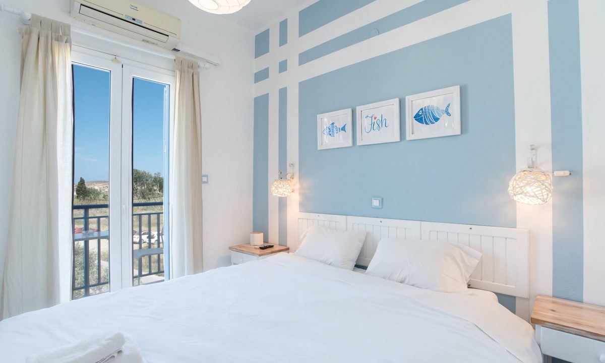 Parikia Apartment | Studio Apartment 'Livadia Seaside Studios 12' with Shared Terrace, Wi-Fi and Air Conditioning